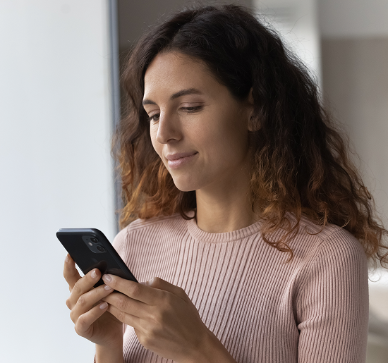 Mujer revisando su celular