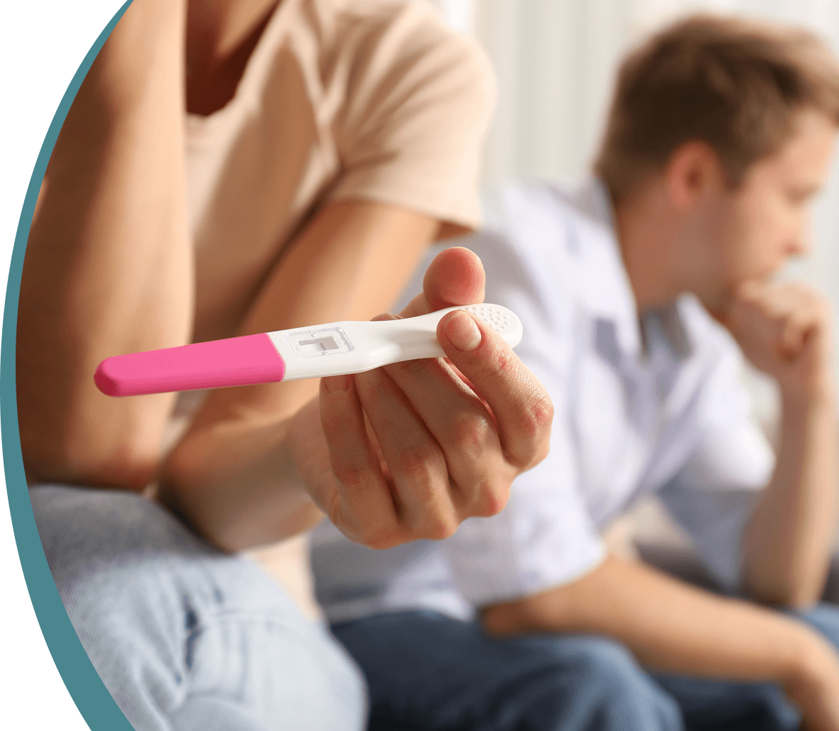 Pareja preocupada con una prueba de embarazo